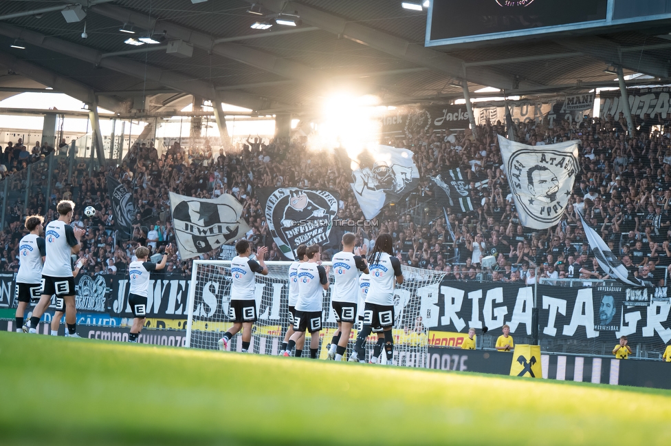 Sturm Graz - Altach
Oesterreichische Fussball Bundesliga, 3. Runde, SK Sturm Graz - SC Rheindorf Altach, Stadion Graz-Liebenau, 15.08.2026. 

Foto zeigt die Mannschaft von Sturm und Fans von Sturm
