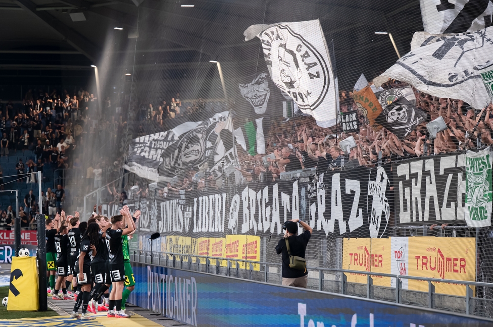 Sturm Graz - Altach
Oesterreichische Fussball Bundesliga, 3. Runde, SK Sturm Graz - SC Rheindorf Altach, Stadion Graz-Liebenau, 15.08.2026. 

Foto zeigt die Mannschaft von Sturm und Fans von Sturm
