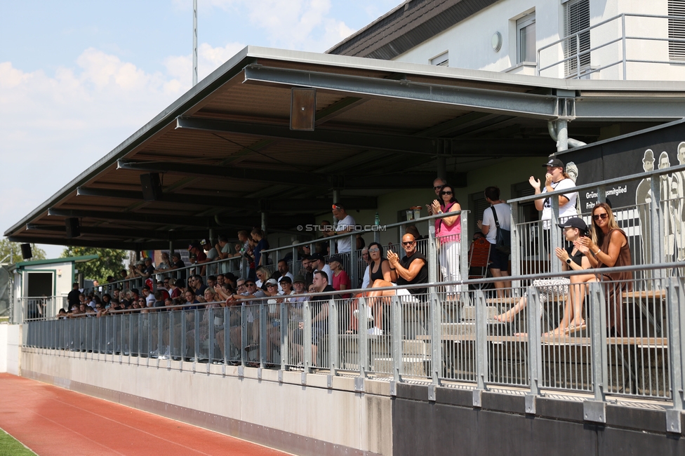 Sturm Frauen - Salzburg
OEFB Frauen Bundesliga, 3. Runde, SK Sturm Graz Frauen - FC Salzburg, Trainingszentrum Messendorf, 16.08.2026. 

Foto zeigt Fans von Sturm
