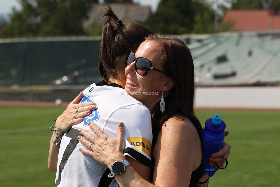 Sturm Frauen - Salzburg
OEFB Frauen Bundesliga, 3. Runde, SK Sturm Graz Frauen - FC Salzburg, Trainingszentrum Messendorf, 16.08.2026. Foto zeigt Lilla Sipos (Sturm Frauen) und Susanne Gorny (Vorstand Sturm)
