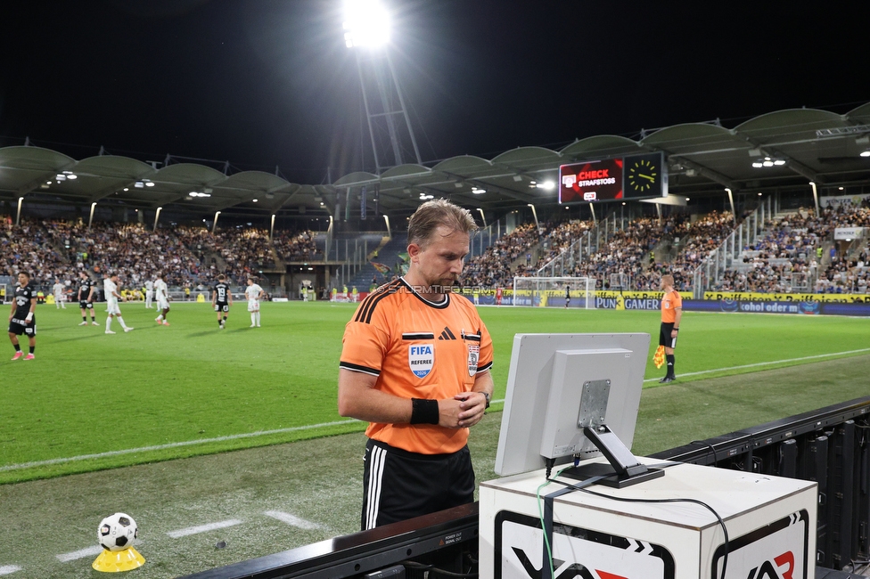 Sturm Graz - Lustenau
Oesterreichische Fussball Bundesliga, 4. Runde, SK Sturm Graz - SC Austria Lustenau, Stadion Graz-Liebenau, 22.08.2026. 

Foto zeigt Schiedsrichter Julian Weinberger beim VAR Check
