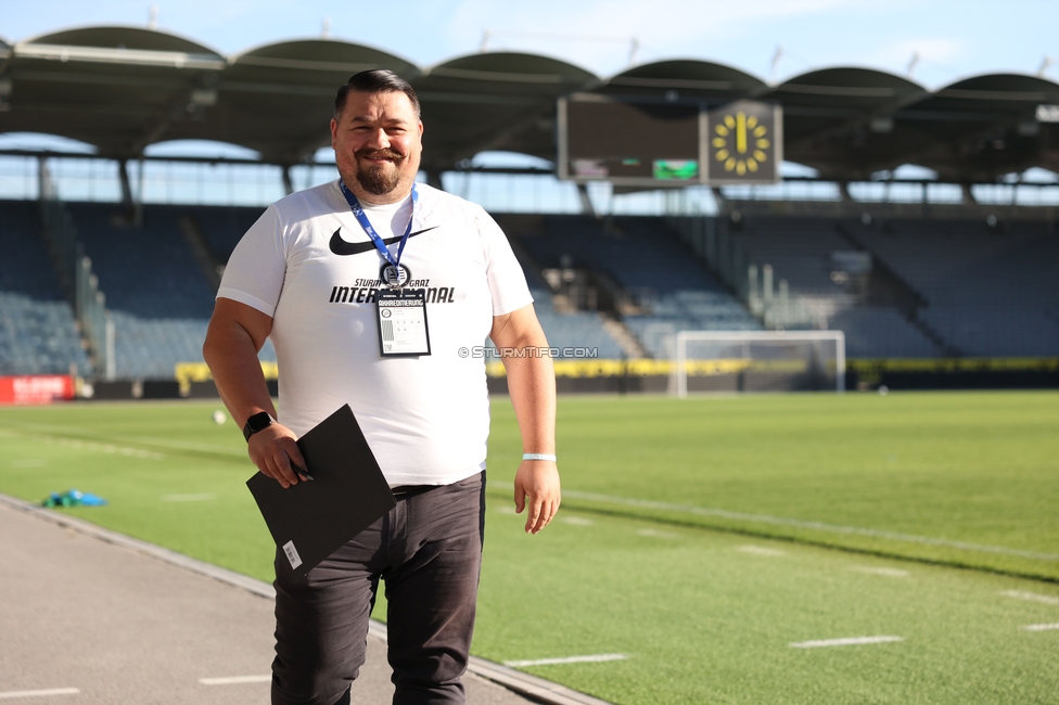 Sturm Frauen - Gintra
UEFA Womens Europa Cup Qualifikation, 1. Runde, SK Sturm Graz Frauen - FC Gintra, Stadion Graz-Liebenau, 26.08.2026.Foto zeigt den Stadionsprecher Josef Schuster
