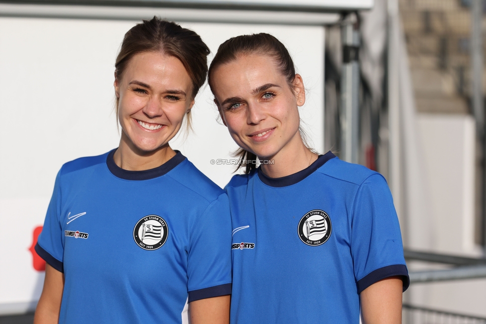 Sturm Frauen - Gintra
UEFA Womens Europa Cup Qualifikation, 1. Runde, SK Sturm Graz Frauen - FC Gintra, Stadion Graz-Liebenau, 26.08.2026.Foto zeigt Carmen Schauer (Physiotherapeutin Sturm Graz) und Lena Goetz (Physiotherapeutin Sturm Graz)

