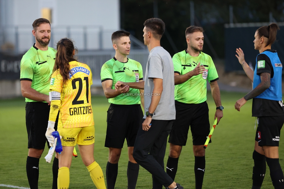 Sturm Frauen - Suedburgenland
OEFB Frauen Bundesliga, 5. Runde, SK Sturm Graz Frauen - SpG Suedburgenland TSV Hartberg, Trainingszentrum Messendorf, 29.08.2026. Foto zeigt das Schiedsrichterteam, Vanessa Gritzner (Sturm Frauen), Tode Djakovic (Cheftrainer Sturm Frauen) und Lilla Sipos (Sturm Frauen)
