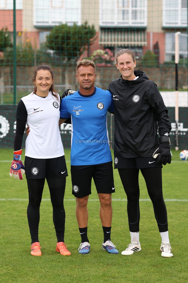 Gintra - Sturm Frauen
UEFA Womens Europa Cup, 1. Runde, FC Gintra - SK Sturm Graz Frauen, Siauliai City Municipal Stadium, 02.09.2026.Foto zeigt Vanessa Gritzner (Sturm Frauen), Daniel Gutschi (Torwart-Trainer Sturm Frauen) und Sarah-Lisa Duebel (Sturm Frauen)
