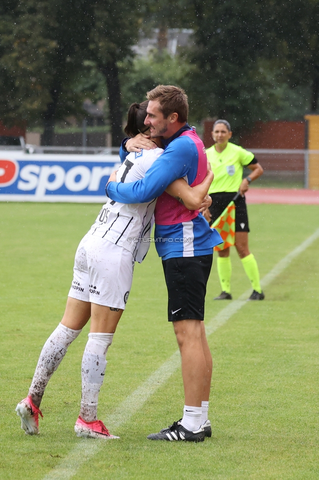 Gintra - Sturm Frauen
UEFA Womens Europa Cup, 1. Runde, FC Gintra - SK Sturm Graz Frauen, Siauliai City Municipal Stadium, 02.09.2026.Foto zeigt Brigitta Pulins (Sturm Frauen) und Fabio Ronchetti (Physiotherapeut Sturm Graz)
