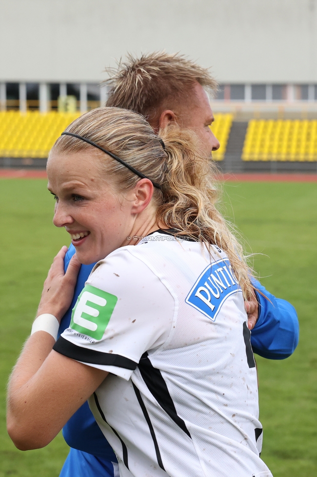 Gintra - Sturm Frauen
UEFA Womens Europa Cup, 1. Runde, FC Gintra - SK Sturm Graz Frauen, Siauliai City Municipal Stadium, 02.09.2026.Foto zeigt Merel Bormans (Sturm Frauen) und Daniel Gutschi (Torwart-Trainer Sturm Frauen)
