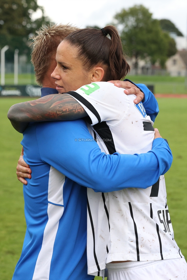 Gintra - Sturm Frauen
UEFA Womens Europa Cup, 1. Runde, FC Gintra - SK Sturm Graz Frauen, Siauliai City Municipal Stadium, 02.09.2026.Foto zeigt Daniel Gutschi (Torwart-Trainer Sturm Frauen) und Lilla Sipos (Sturm Frauen)
