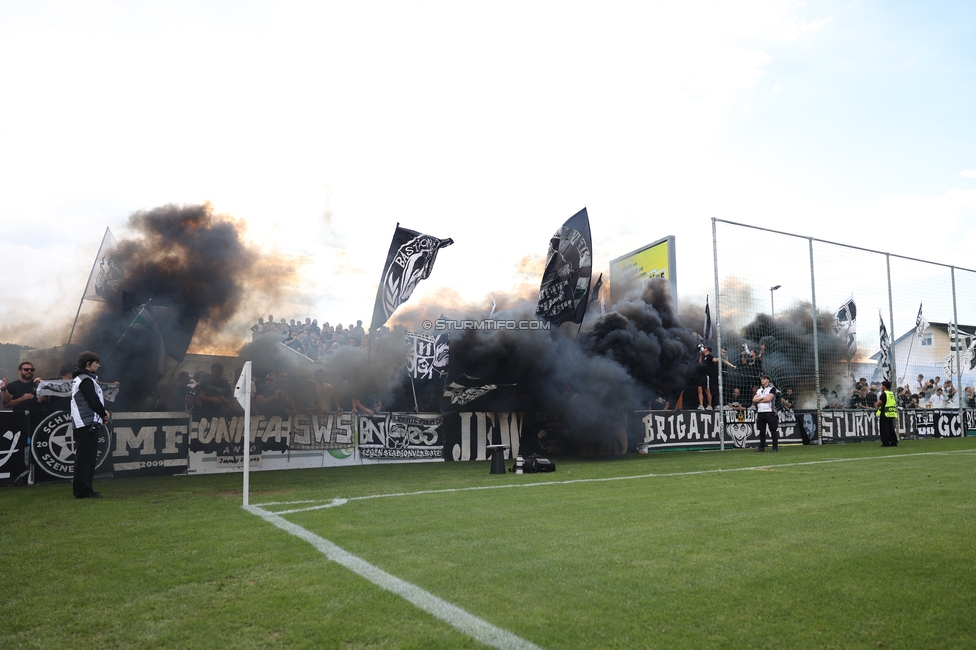 Voitsberg - Sturm Graz
OEFB Cup 2. Runde, TSV Voitsberg - SK Sturm Graz, Muenzer Bioindustrie Sportpark, Voitsberg, 05.09.2026. Foto zeigt Fans von Sturm mit Pyrotechnik
