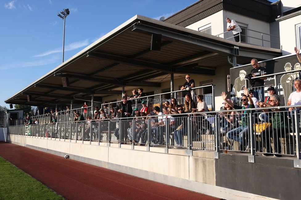 Sturm Frauen - Rapid
OEFB Frauen Bundesliga, 7. Runde, SK Sturm Graz Frauen - SK Rapid, Trainingszentrum Messendorf, 18.09.2026. Foto zeigt Fans von Sturm
