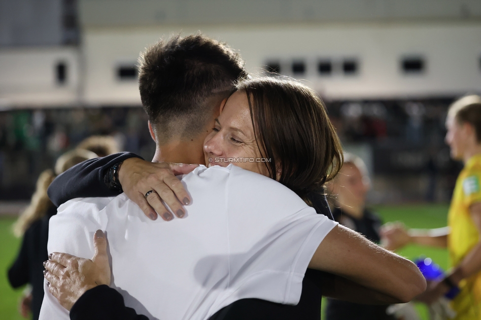 Sturm Frauen - Rapid
OEFB Frauen Bundesliga, 7. Runde, SK Sturm Graz Frauen - SK Rapid, Trainingszentrum Messendorf, 18.09.2026. Foto zeigt Tode Djakovic (Cheftrainer Sturm Frauen) und Susanne Gorny (Vorstand Sturm)
