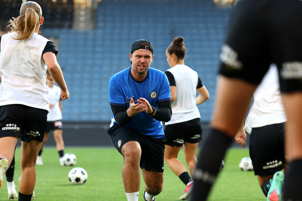 Sturm Frauen - Wolfsburg
UEFA Womens Europa Cup Qualifikation, 2. Runde, SK Sturm Graz Frauen - VfL Wolfsburg, Stadion Graz-Liebenau, 30.09.2026.Foto zeigt Jakob Gschwandner (Assistenztrainer Sturm Frauen)
