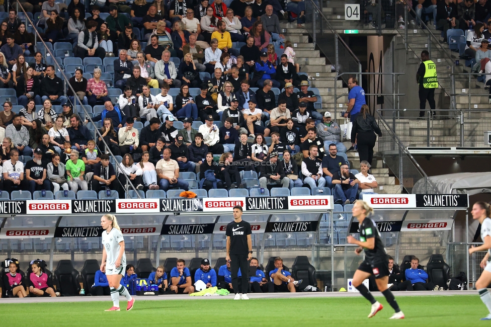 Sturm Frauen - Wolfsburg
UEFA Womens Europa Cup Qualifikation, 2. Runde, SK Sturm Graz Frauen - VfL Wolfsburg, Stadion Graz-Liebenau, 30.09.2026.Foto zeigt Fans von Sturm und Tode Djakovic (Cheftrainer Sturm Frauen)
