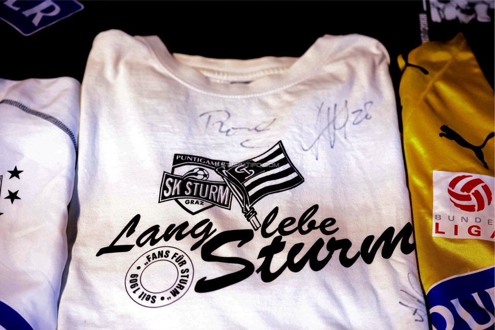 4. Sturmhistorischer Themenabend
4. Sturmhistorischer Themenabend - 20 Jahre Zwangsausgleich, Sportsbar - Das Eggenberg, Graz, 02.10.2026.

Foto zeigt unterschriebene Shirts
