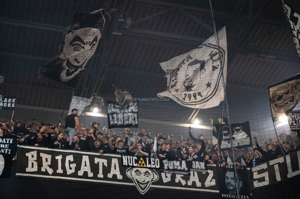 Austria Wien - Sturm Graz
Oesterreichische Fussball Bundesliga, 8. Runde, FK Austria Wien - SK Sturm Graz, Franz Horr Stadion Wien, 10.10.2026.

Foto zeigt Fans von Sturm
Schlüsselwörter: brigata